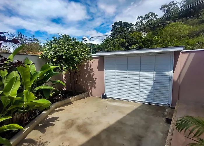 STUDIO NOVO- com Varanda espaçosa- Cama Queen Wi-fi -Sky - 5 minutos de carro da Praia - ITAIPUAÇU