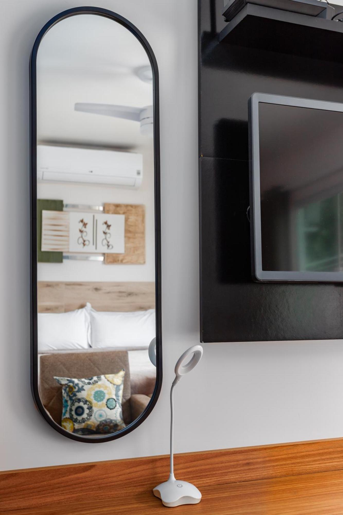 Novo- Com Varanda Espaçosa- Cama Queen Wi-fi -sky - 5 Minutos De Carro Da - Itaipuaçu